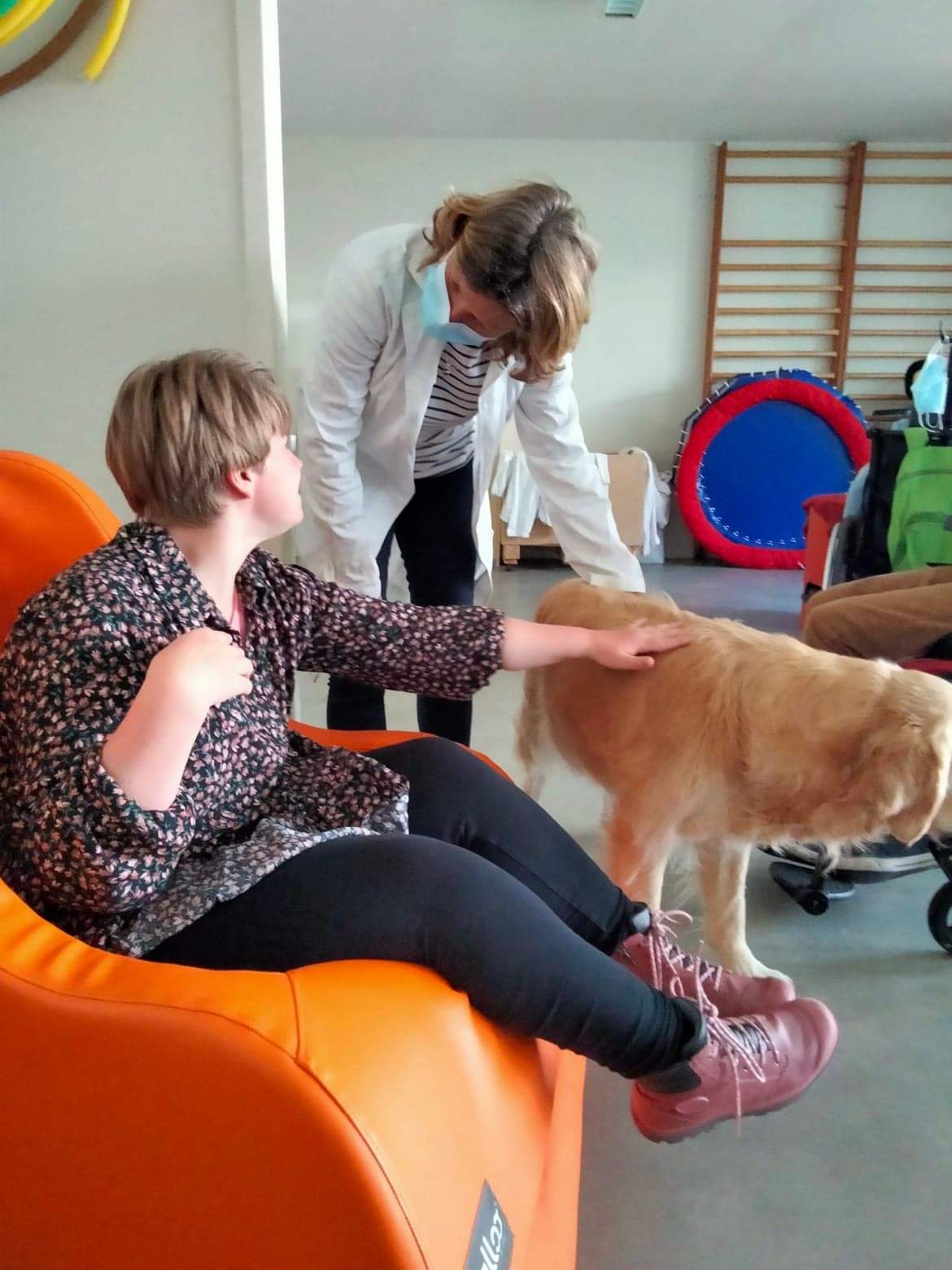 IME Site Corentin Donnard accompagnement thérapeutique avec un chien 